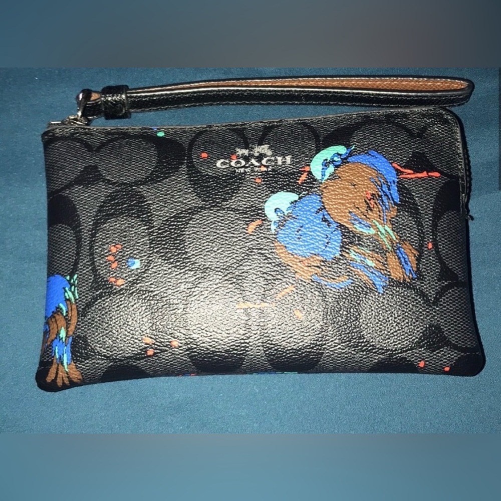 Coach Bird Print Black
Smoke Signature Wristlet.